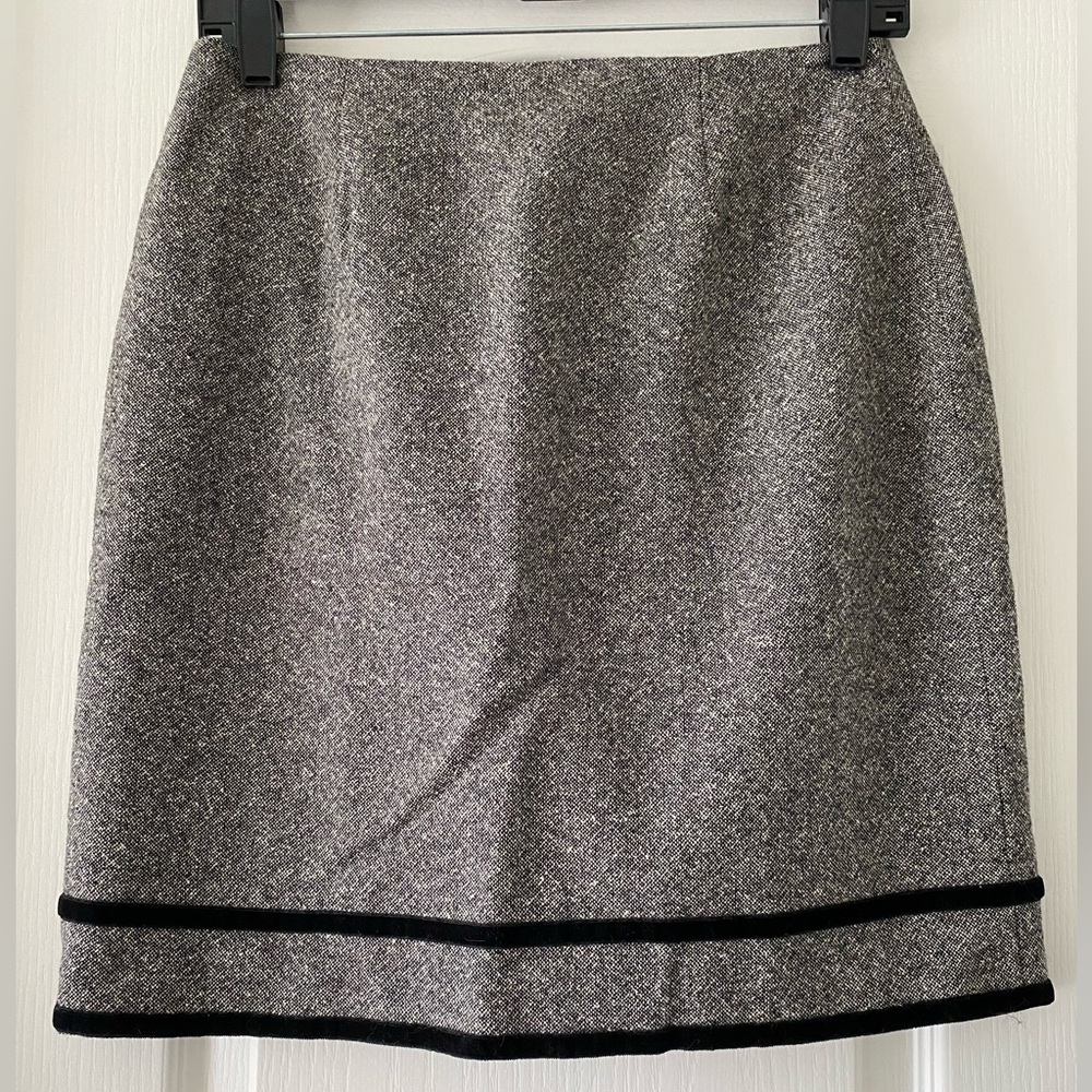 Petite Sophisticate Wool Skirt Size 6 Gray w. Black Velvet Accent